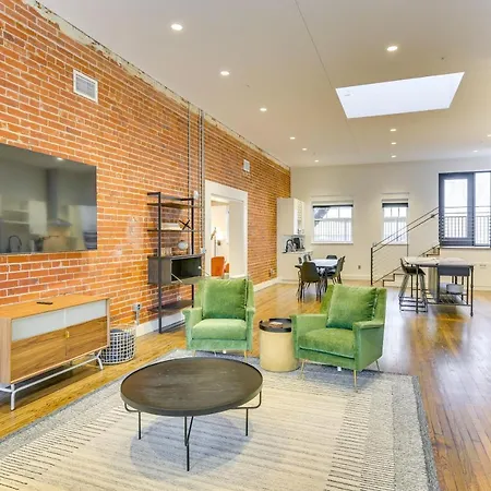 Downtown Omaha Getaway With Deck And Gas Grill! Apartment